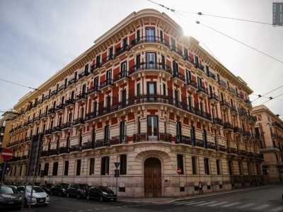 Quest�ultimo, caso raro nel centro di Bari, non presenta locali occupati da esercizi commerciali